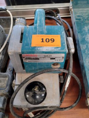 une machine posée sur une table, avec beaucoup de fils