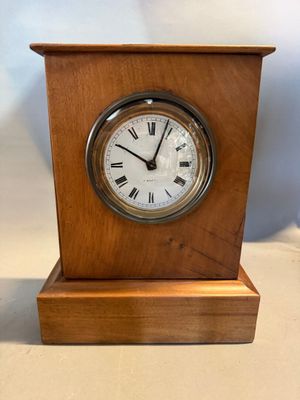 pendule de table, caisse en noyer, mouvement mécanique
