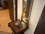 une petite table avec un miroir dans une pièce