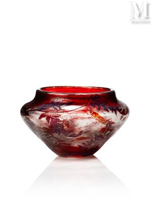 un vase en verre rouge orné d'un motif rouge et blanc
