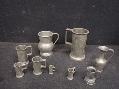 beaucoup d'objets en cuivre trônant sur une surface noire
