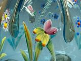 un vase en verre orné de fleurs peintes
