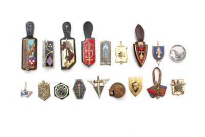 de nombreux types de badges différents sur un fond blanc