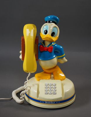 téléphone mickey mouse avec un combiné jaune et un noeud papillon bleu