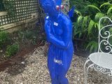 une statue bleue représentant un homme coiffé d'une couronne