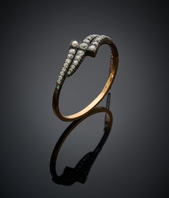 gros plan d'une bague en or avec des diamants sur une surface noire