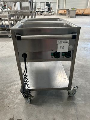 une photo d'un évier en acier inoxydable posé sur un chariot métallique
