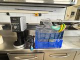 une cuisine équipée d'un évier, d'une cuisinière et d'un lave-vaisselle