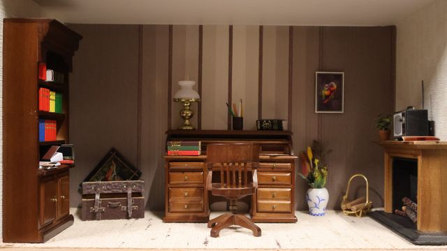 Diorama. Composition miniature, dans une vitrine en bois, vitre e...