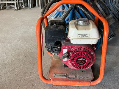 une locomotive rouge et blanche posée sur un chariot dans un garage