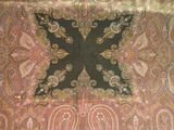 une image montrant un gros plan d'un motif paisley sur une nappe