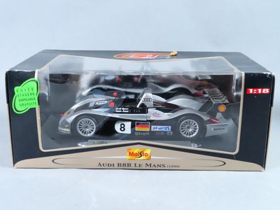 une boîte ouverte contenant une maquette de voiture de course
