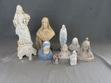 de nombreuses figurines posées sur une table