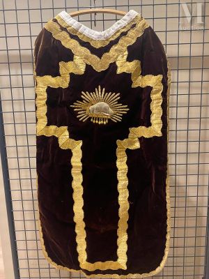 Chasuble liturgique en velours de soie bordeaux à décor de f…