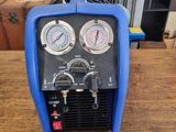 une machine bleue posée sur une table en bois