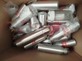 une boîte en carton remplie de canettes en aluminium et d'autres objets
