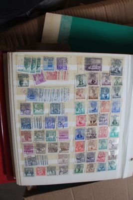 un livre orné de timbres, rangé dans une boîte