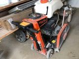une petite machine qui se trouve dans le garage