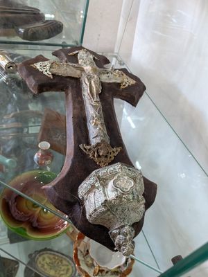 une vitrine en verre contenant une croix et d'autres objets