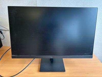 l'écran est posé sur le bureau, à côté du clavier