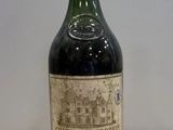 une bouteille de vin posée sur une table