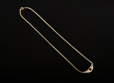 un collier en or sur fond noir