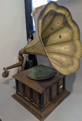 un vieux gramophone posé sur une table à côté d'un miroir