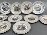 six assiettes posées sur une table, chacune ornée d'un motif différent représentant des personnes