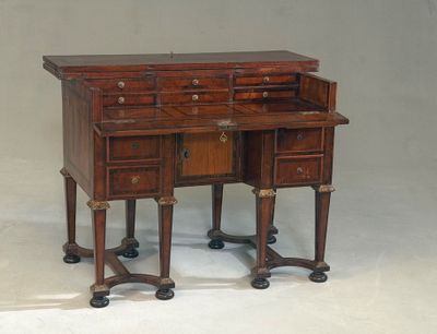 un bureau en bois avec deux tiroirs et un tiroir en dessous
