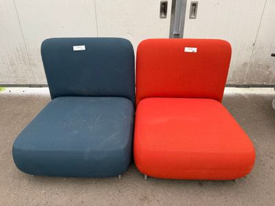 Lot de 2 banquettes en tissu bleu et orange PEDRALI
