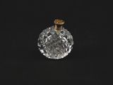 un flacon de parfum en verre transparent muni d'un bouchon doré