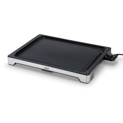 un gros plan d'une plaque de cuisson électrique noire et argentée sur fond blanc