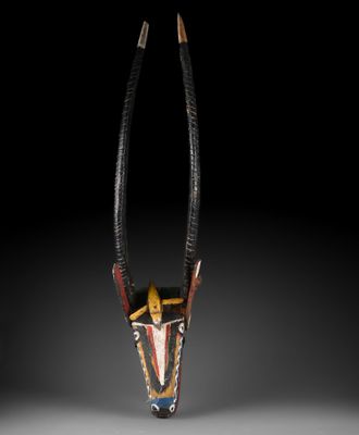 un gros plan d'une sculpture représentant une antilope sur fond noir