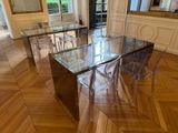 une table et des chaises en verre au milieu d'une pièce