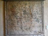 une vieille carte accrochée au mur d'un salon