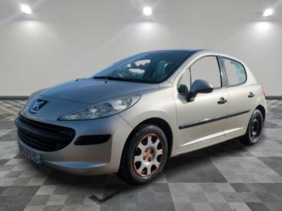 la voiture argentée est garée dans le garage sur le sol en damier