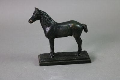 une statue de cheval posée sur un socle