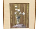 tableau représentant des fleurs blanches dans un vase posé sur une table devant un rideau