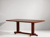 une table à manger rectangulaire avec un plateau et un piètement en bois