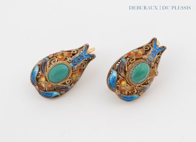 une paire de boucles d'oreilles en turquoise et or, ornées de pierres de turquoise