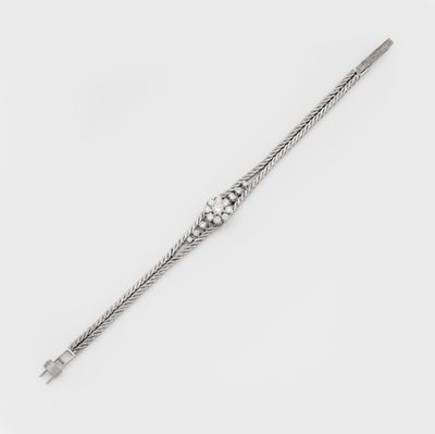 gros plan d'un bracelet en argent sur fond blanc