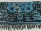 une photo d'une écharpe bleue et noire ornée de franges
