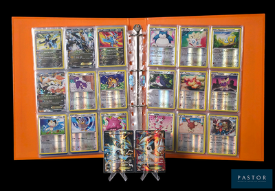 une photo montrant un assortiment de cartes Pokémon rangées dans un classeur