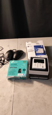 un ordinateur et une souris posés sur une table