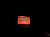 un losange orange dans l'obscurité, sur fond noir