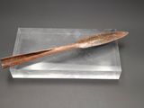 une petite cuillère en bois posée sur une assiette transparente