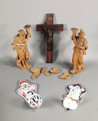 trois statuettes de Jésus et un crucifix posés sur une table