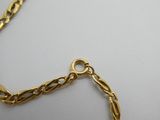 bracelet à chaîne plaqué or jaune avec un fermoir en forme de cœur