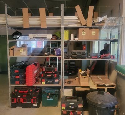 une pièce remplie d'une multitude d'outils et de cartons