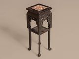 une petite table en bois avec un plateau en marbre et des pieds en métal
